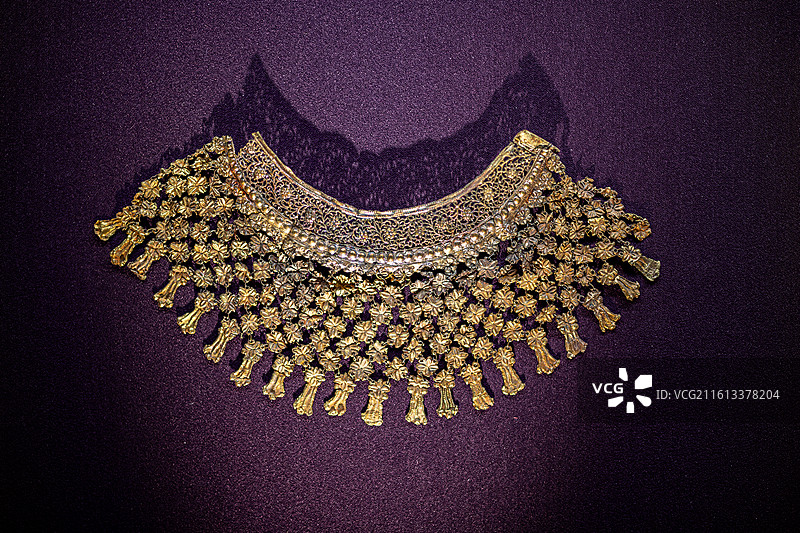 首都博物馆黄金缕特展香港故宫文化博物馆藏宋花卉纹珠帘梳背图片素材