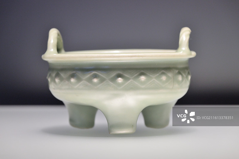 龙泉窑青瓷绳耳炉，元，韩国国立中央博物馆，文物，融古烁新，宋元明清铜器的复古与创新，上海博物馆东馆展图片素材