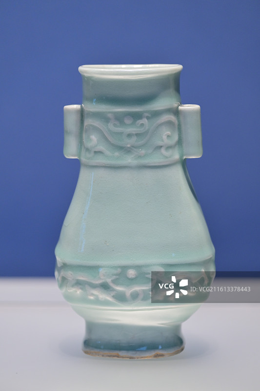 龙泉窑青瓷瓶，元，韩国国立中央博物馆藏，文物，融古烁新，宋元明清铜器的复古与创新，上海博物馆东馆展图片素材