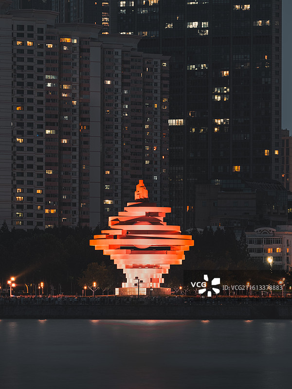 城市风光地标建筑夜景-青岛五四广场-五月的风-夜景地标-城市灯光-新媒体视觉图片素材
