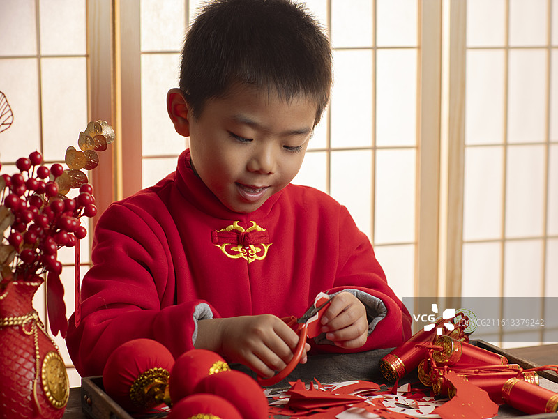 春节小朋友剪纸剪窗花红纸图片素材
