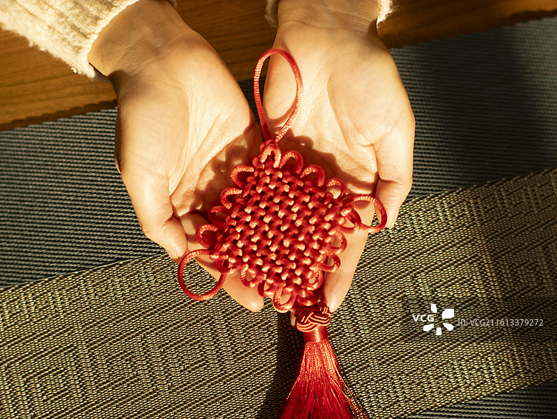 整理中国节制作剪纸庆祝中国新年图片素材