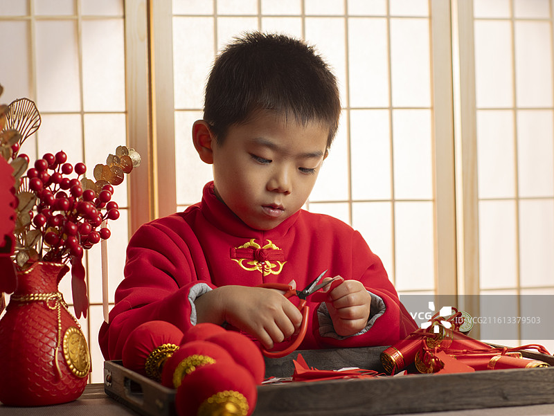 春节小朋友剪纸剪窗花红纸图片素材