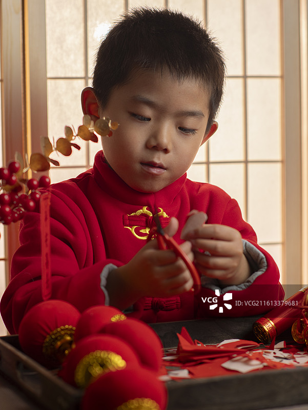春节小朋友剪纸剪窗花红纸图片素材