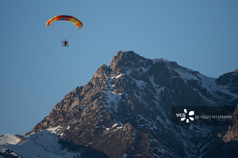 滑翔机飞过雪山前图片素材
