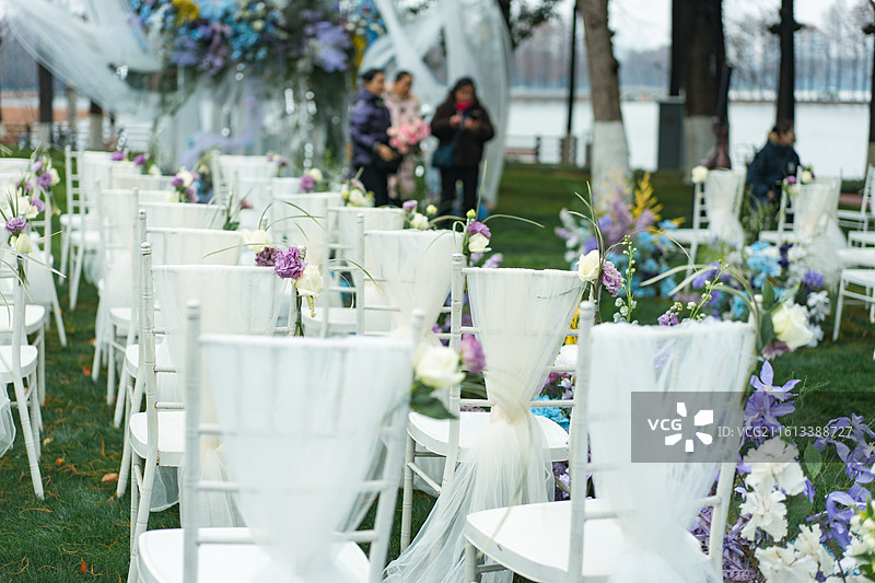 婚外婚礼白色的椅子图片素材
