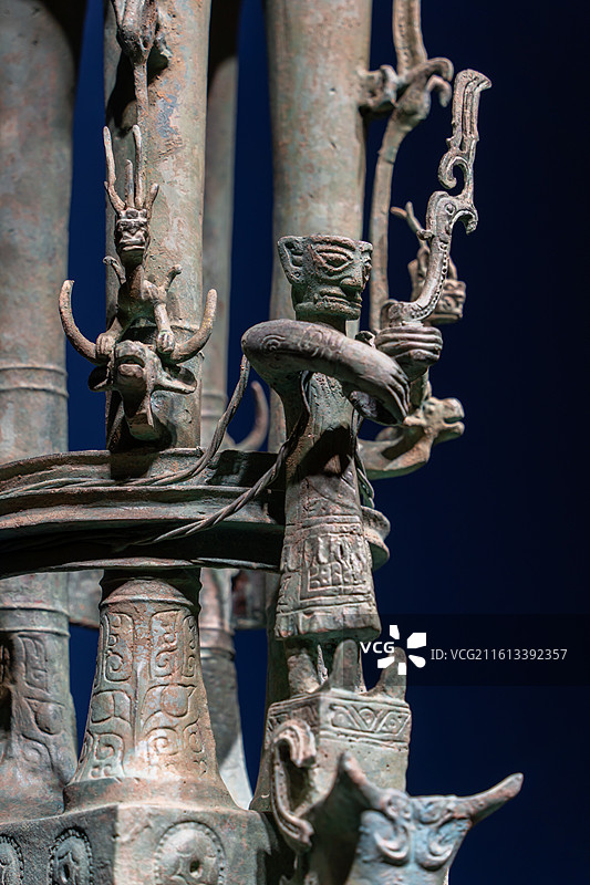 四川成都广安德阳三星堆博物馆藏商代青铜器神坛人像局部神秘文化上古文明展览特写图片素材