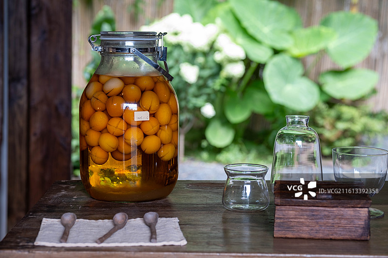 自酿玻璃罐青梅酒的田园生活美学图片素材