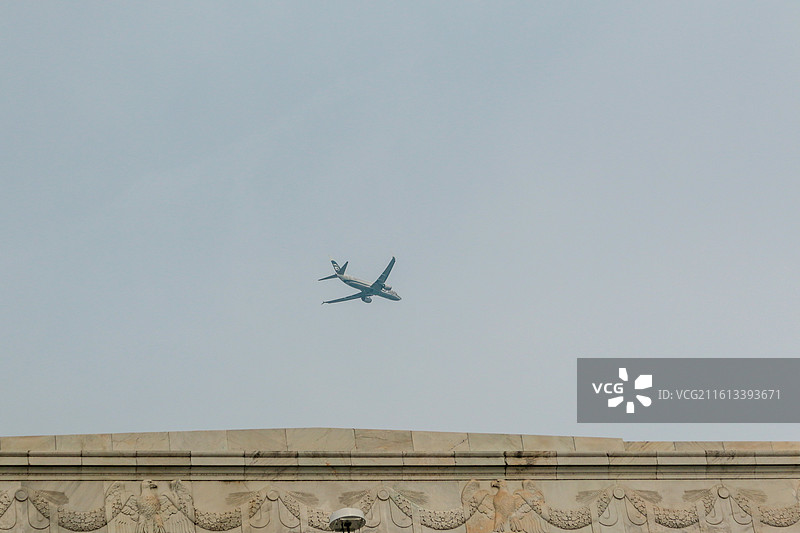 飞机飞越建筑屋顶图片素材