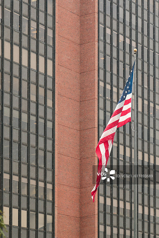 美国国旗在高楼前飘扬图片素材