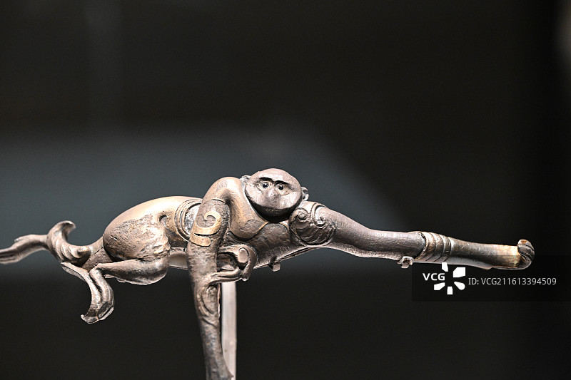 孔子博物馆藏战国文物镶金银质猿形带钩（鲁国故城出土）图片素材
