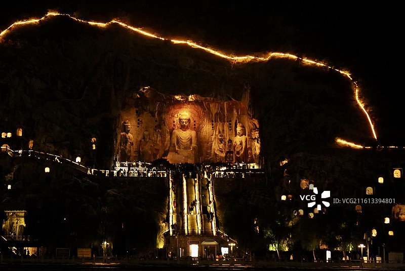 河南洛阳龙门石窟从伊河对岸东山石窟观西山石窟卢舍那大佛夜景风光图片素材