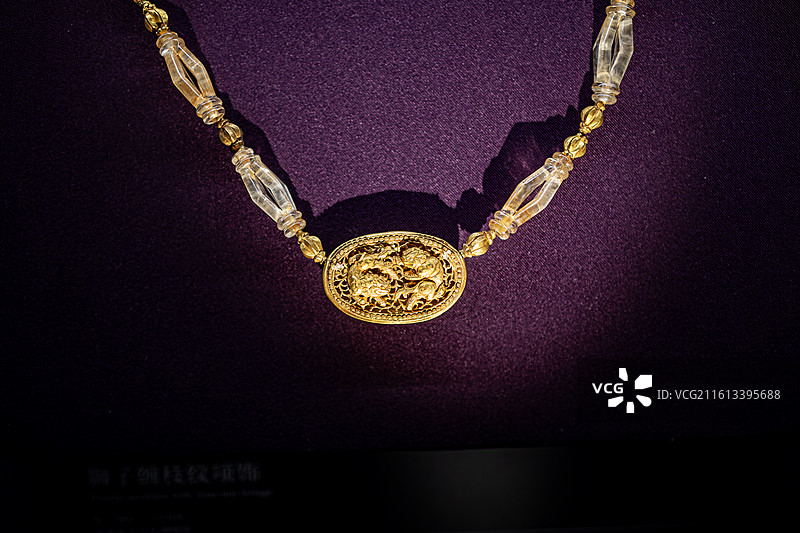 首都博物馆黄金缕特展香港故宫文化博物馆藏宋狮子缠枝纹项饰图片素材