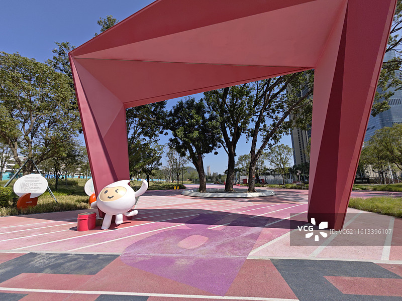 万科运动公园粉红色塑胶地面草地图片素材