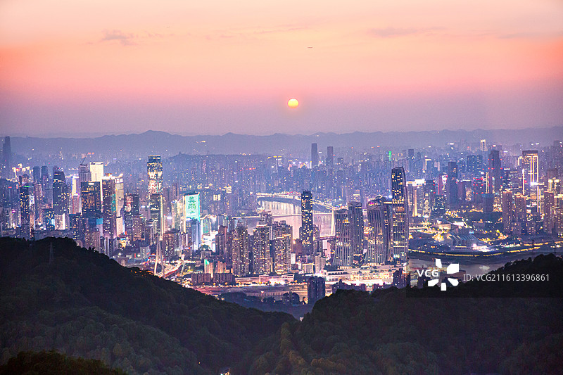 航拍视角重庆山与城全景夕阳图片素材