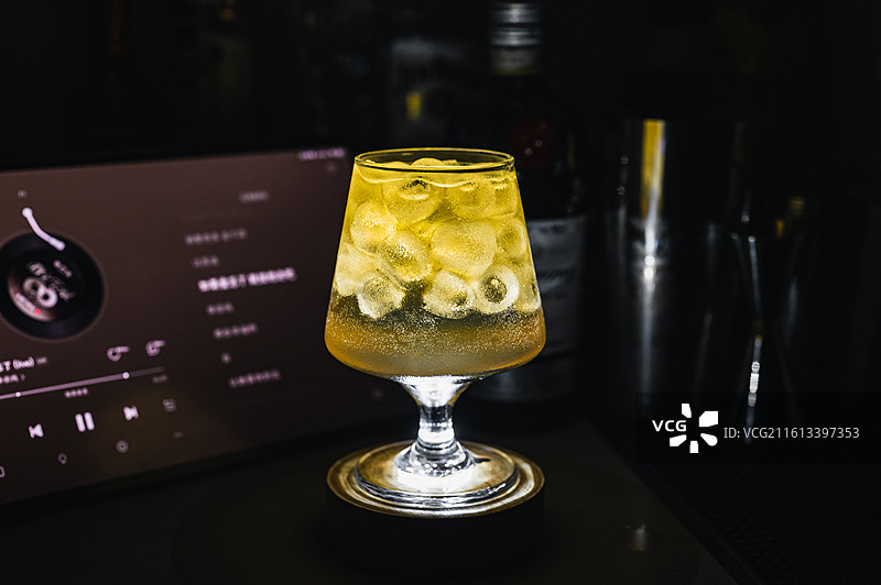 特写镜头下发光的金黄色冰镇鸡尾酒图片素材