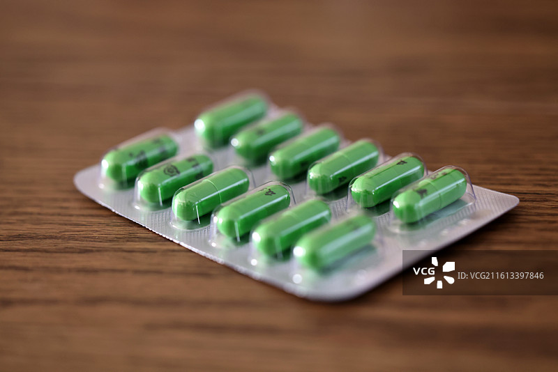 桌上绿色胶囊药品包装特写镜头图片素材
