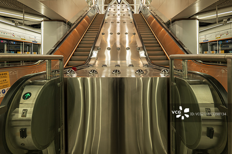 地铁车厢内部上下扶梯图片素材