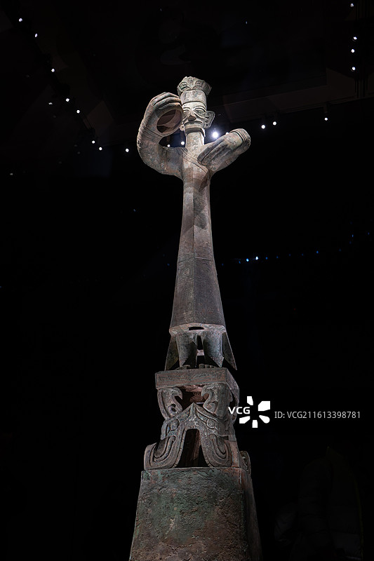 四川成都广安德阳三星堆博物馆藏商代青铜大立人标志代表神秘文化上古文明展览特写图片素材