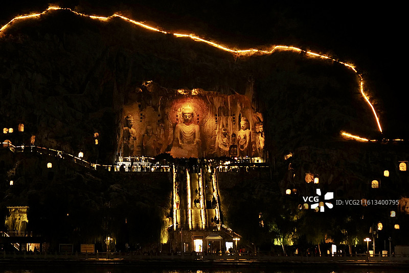 河南洛阳龙门石窟从伊河对岸东山石窟观西山石窟卢舍那大佛夜景风光图片素材