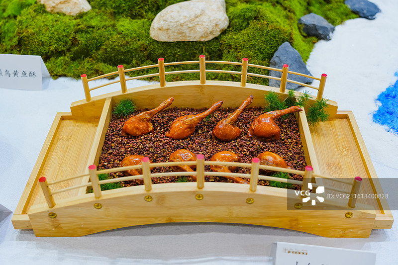 大红袍黄鱼乳鸽腿  “青岛·金鳞臻宴” 的菜品   青岛美食 鲁菜 胶东菜图片素材