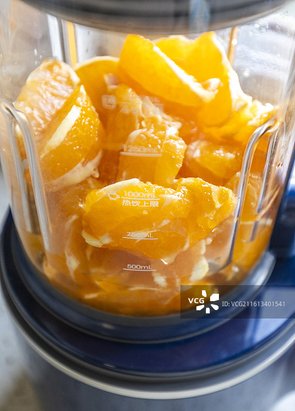 榨汁机里的橙子图片素材
