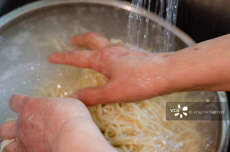 双手清洗面条饸络场景图片素材