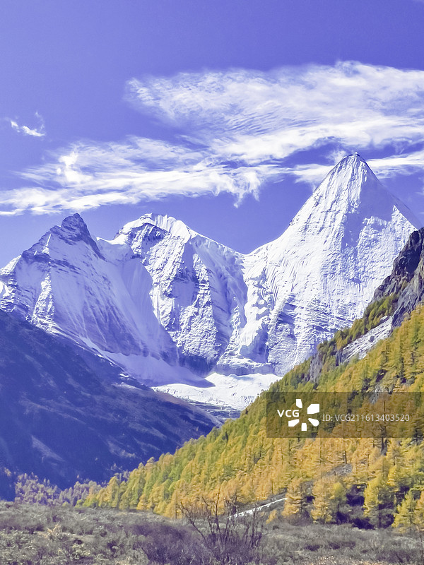 稻城亚丁三神山之一：央迈勇，倒影，彩林，小河图片素材