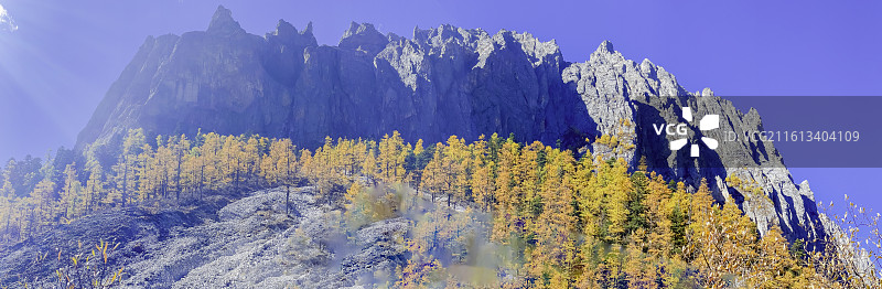 稻城亚丁：彩林，石山，蓝天，圣水湖，瀑布图片素材