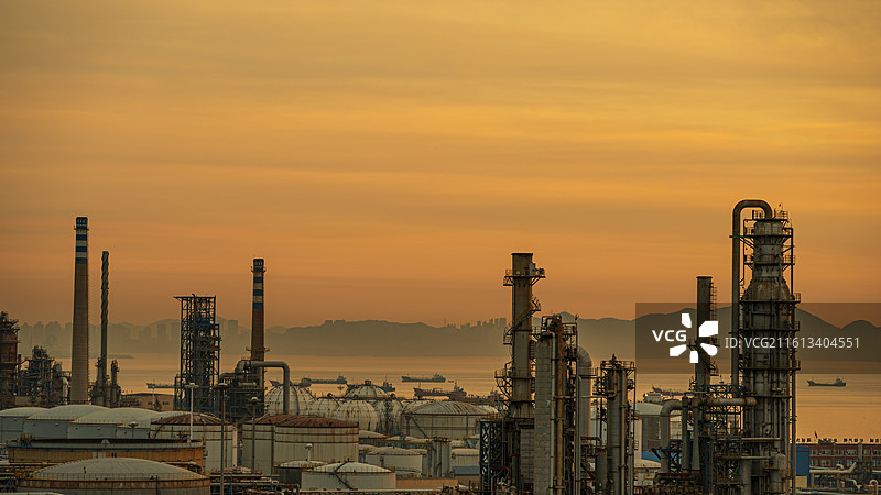 朝霞日出+中国石油大连石化风光图片素材
