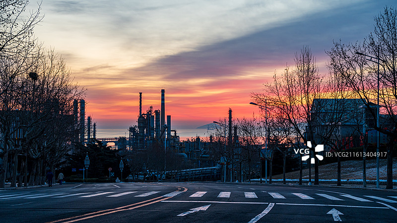 朝霞日出+中国石油大连石化风光图片素材