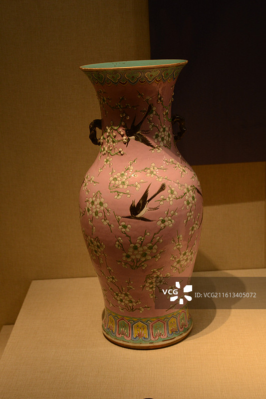 镇江博物馆清朝景德镇窑粉彩喜鹊登梅瓷瓶图片素材