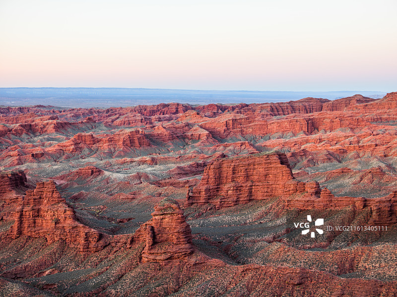 甘肃张掖市甘州区平山湖蒙古族乡平山大峡谷。画面中，独特的丹霞地貌尽显雄浑壮阔。图片素材