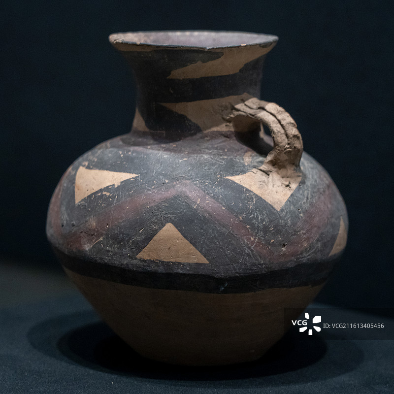 甘肃省博物馆藏，马厂类型折带纹单肩耳彩陶壶图片素材
