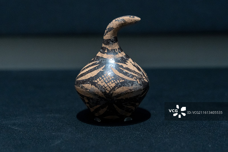 甘肃省博物馆藏，马家窑类型菱形网纹曲柄彩陶摇响器图片素材