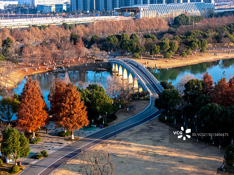 南京仙林湖七孔桥金光穿洞图片素材