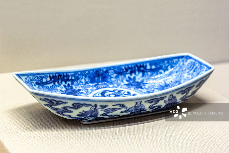 中国国家博物馆展出的清代 青花瓷盘船形盏托青花八仙茶船图片素材
