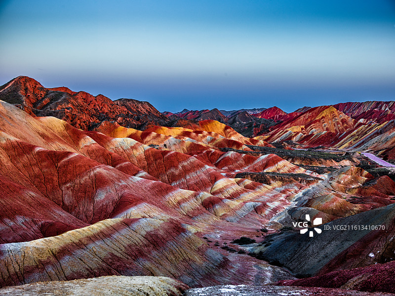 甘肃省张掖市甘州区平山湖蒙古族乡平山大峡谷。画面中，色彩斑斓的山峦层层叠叠。图片素材