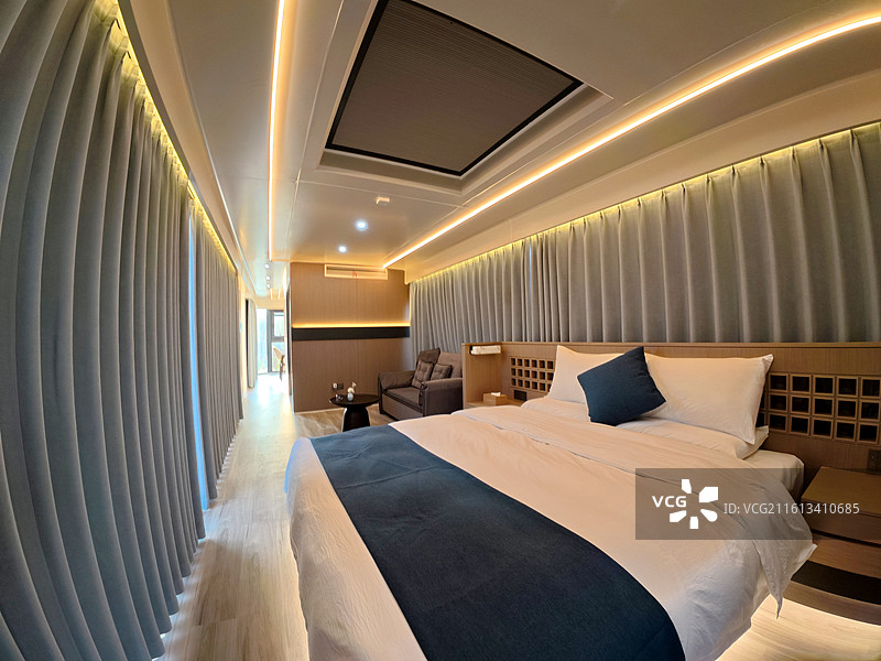 江西抚州金溪县游垫村微宿太空仓室内装饰庭院环境，特色民宿，房车，宾馆，微型酒店床铺茶具。图片素材