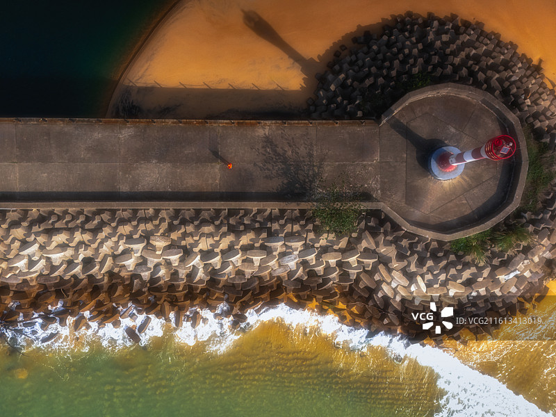 航拍视角下的灯塔图片素材