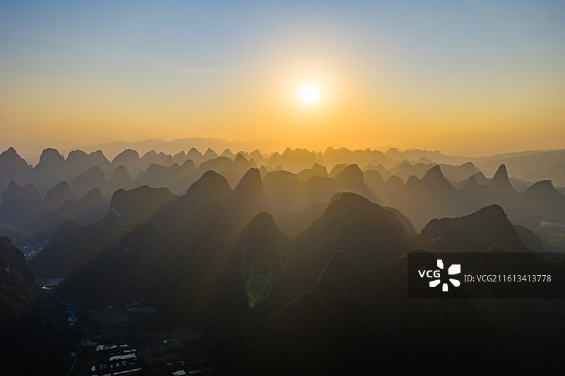 亚洲中国广西桂林荔浦喀斯特峰林晨曦景观图片素材