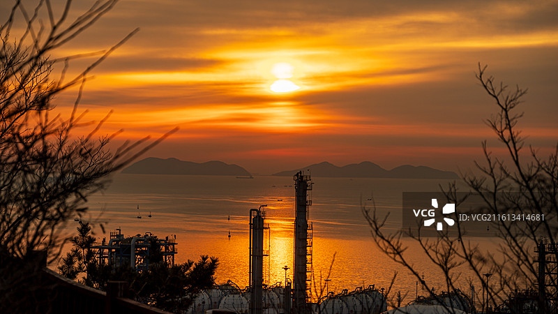 朝霞日出+中国石油大连石化风光图片素材