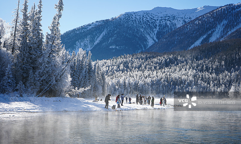 冬日喀纳斯神仙湾：雾锁寒江游人醉图片素材