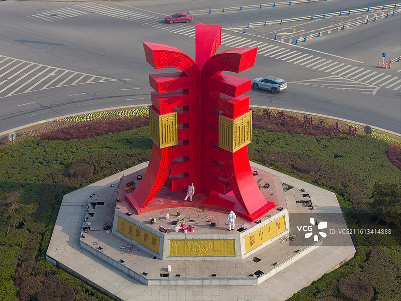 河南省周口市太康县106国道与银都路转盘太康地标维修修缮喷漆作业图片素材