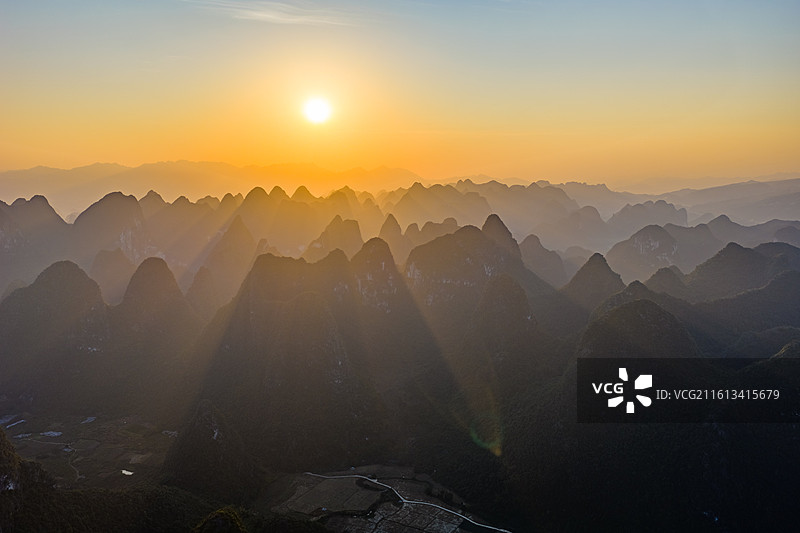 亚洲中国广西桂林荔浦喀斯特峰林晨曦景观图片素材