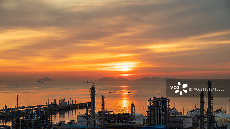 朝霞日出+中国石油大连石化风光图片素材