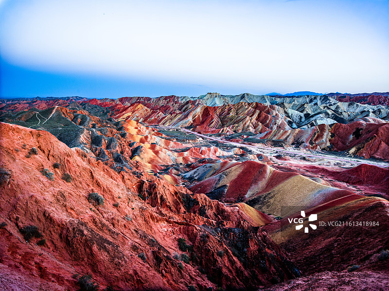 甘肃省张掖市甘州区平山湖蒙古族乡平山大峡谷。画面中，色彩斑斓的山峦层层叠叠。图片素材