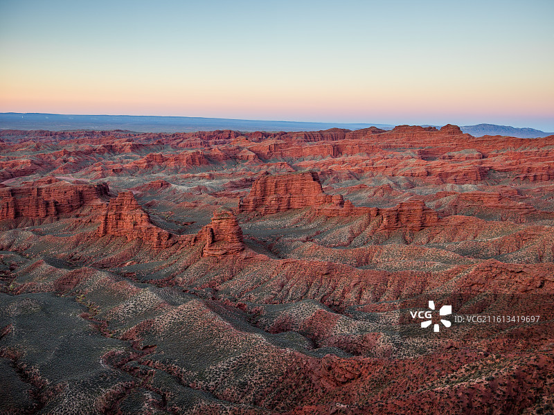 甘肃张掖市甘州区平山湖蒙古族乡平山大峡谷。画面中，独特的丹霞地貌尽显雄浑壮阔。图片素材