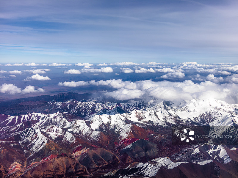 从兰州飞往张掖途中的震撼景象。画面中，连绵起伏的山脉覆盖着皑皑白雪，在阳光照耀下闪耀着圣洁的光芒。图片素材