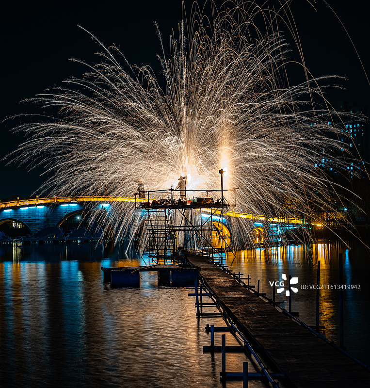 黄州遗爱湖公园灯节、打铁花表演图片素材